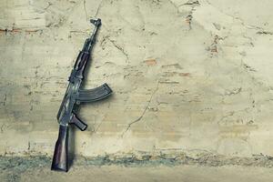 vecchio fucile mitragliatore kalashnikov ak-47 foto