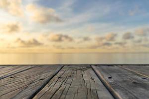 pavimento in legno con vista sul mare foto