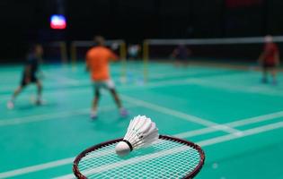 volano sul campo da gioco di badminton verde foto