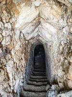 scale ingresso sottopassaggio tunnel scavato nella roccia foto