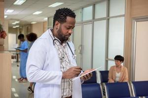americano - ritratto medico di etnia nera nel ritratto dell'ospedale. foto