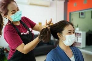 donna che si taglia i capelli. foto