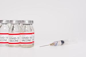 vaccini contro il coronavirus, siringa e ago su sfondo bianco. foto