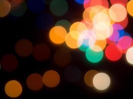 sfondo astratto con luci bokeh circolare colorata di luci di Natale foto