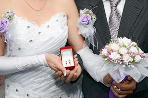 la sposa è lo sposo e il bouquet da sposa foto