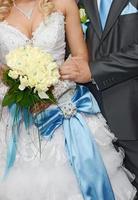 la sposa è lo sposo e il bouquet da sposa foto