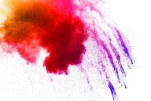 l'esplosione di polvere colorata di holi. la nuvola di polvere di colore incandescente su sfondo bianco. foto