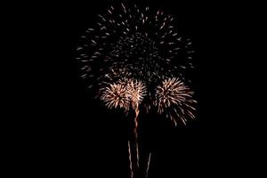 fuochi d'artificio colorati contro una notte nera sky.fireworks per il nuovo anno. bellissimo spettacolo pirotecnico colorato sul lago urbano per la celebrazione su sfondo notte oscura. foto