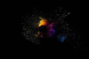 lanciato polvere multicolore su sfondo nero.esplosione di polvere colorata.spruzzi di polvere colorati. foto