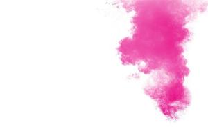 esplosione di polvere rosa su sfondo bianco... nuvola di schizzi di polvere rosa sullo sfondo. foto