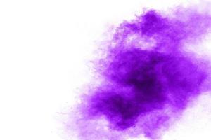 esplosione di polvere viola astratta su sfondo bianco, congelare il movimento di schizzi di polvere viola. foto