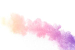 esplosione di polvere multi colore astratta su sfondo bianco. congelare il movimento di schizzi di particelle di polvere. foto