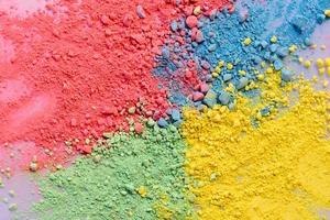 sfondo colorato di polvere di gesso. particella di polvere multicolore schizzata su sfondo bianco. foto