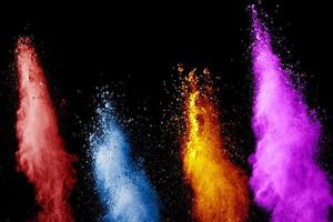 esplosione di polvere di colore astratto su sfondo nero. movimento di congelamento astratto di schizzi di particelle di polvere di colore. foto