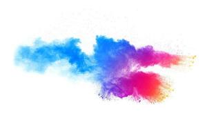 l'esplosione di polvere colorata di holi. la nuvola di polvere di colore incandescente su sfondo bianco. foto
