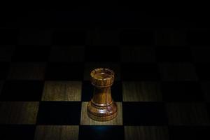 figura di scacchi sulla scacchiera concetto di gioco per idee sfondo nero foto