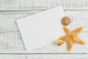 crostacei di mare su fondo di legno bianco foto