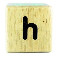 h lettere di testo scritte su cubi di legno foto