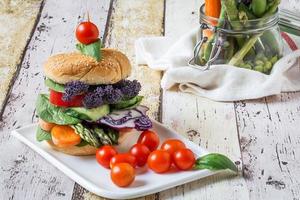 hamburger vegano con verdure fresche