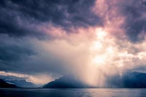 tempesta che passa sul lago di ginevra foto