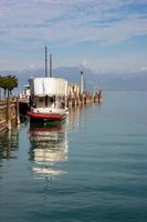 lago di garda, italia, 2006. barca da diporto ormeggiata foto