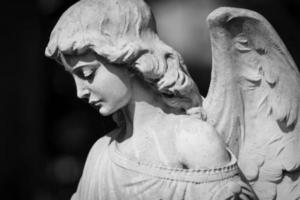 statua di angelo nel cimitero foto