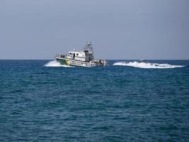 calahonda, andalucia, spagna, 2014. barca guardia civile che attraversa il mare foto