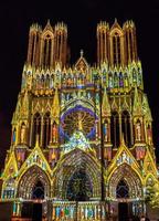 reims, francia, 2015. spettacolo di luci nella cattedrale di reims foto