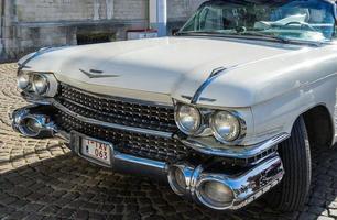 Bruges, Fiandre Occidentali, Belgio, 2015. auto per matrimoni Cadillac nella piazza del mercato foto