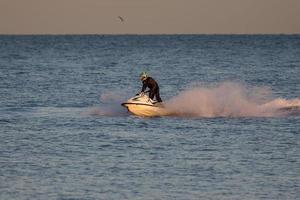 Dungeness, Kent, Regno Unito, 2008. uomo in sella a una moto d'acqua foto