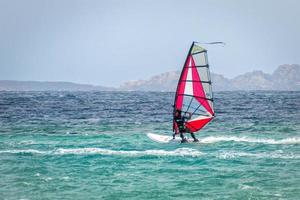 porto pollo, sardegna, italia, 2015. windsurf a porto pollo foto