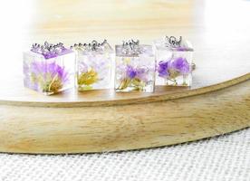 collana pendente fiore essiccato in resina cristallina, pendente con fiori veri. foto