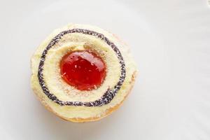 ciambella su un piatto bianco, ciambella con sfondo bianco foto