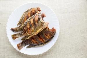 pesce tilapia fritto con salsa di pesce e pepe foto