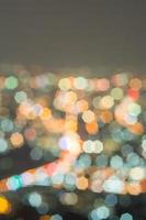 astratto, bellissimo paesaggio bokeh della città di notte, luce bokeh e tramonto della città sfocato foto