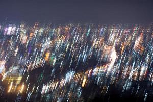 lunga esposizione astratta, foto surreale sperimentale, luci della città e dei veicoli di notte