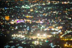 astratto, bellissimo paesaggio bokeh della città di notte, luce bokeh e tramonto della città sfocato foto