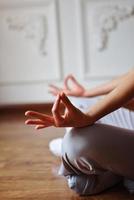 primo piano delle braccia femminili durante la meditazione