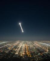 lunga esposizione astratta, foto surreale sperimentale, luci della città e dei veicoli di notte