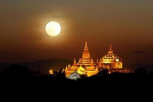 luna piena sulle pagode