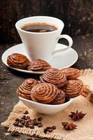 tazza di caffè e biscotti con semi di papavero foto