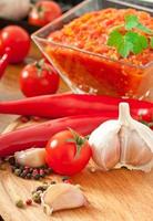 peperoncino rosso e ingredienti per salsa e salsa foto