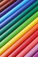matite colorate in fila formando uno sfondo