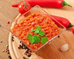 peperoncino rosso e ingredienti per salsa e salsa