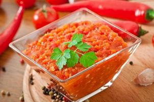 peperoncino rosso e ingredienti per salsa e salsa foto