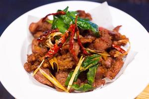 il maiale essiccato al sole fritto è un antipasto nel cibo tailandese foto