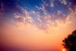 sfondo del tramonto con un meraviglioso cielo giallo dorato. cielo al tramonto la sera, incredibile nuvola drammatica e meravigliosa al crepuscolo. foto