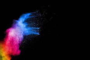 esplosione di polvere colorata astratta su sfondo nero. congelare il movimento di schizzi di polvere. dipinto holi. foto
