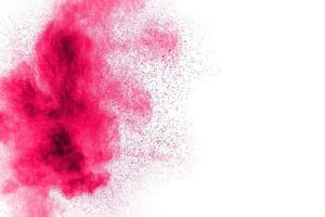 esplosione di polvere rosa astratta. polvere rosa astratta schizzata su sfondo bianco. foto