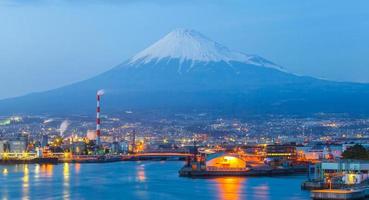 zona industriale del Giappone e montagna Fuji alla prefettura di shizuoka foto